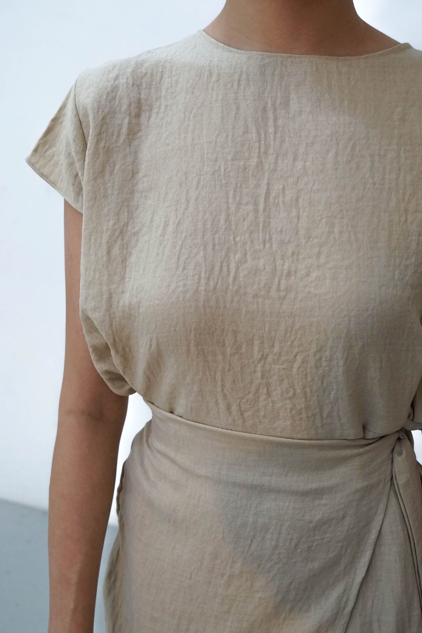 Akina Dress in Loose Linen - Cream